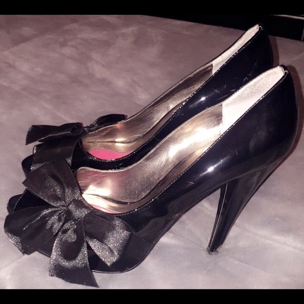 BLACK PEEP TOE HEELS W/ OVERSIZED BOW& RED BOTTOMS